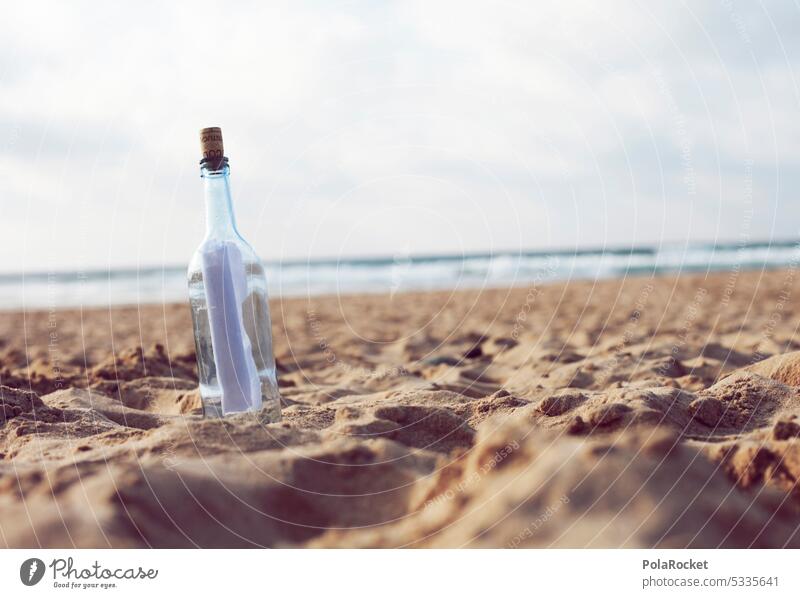 #A0# Flaschenpost Brief Kommunikation Flaschenhals Flaschenverschluss Flaschengeist Farbfoto Menschenleer Glas Nahaufnahme Post Insel Küste Strandgut