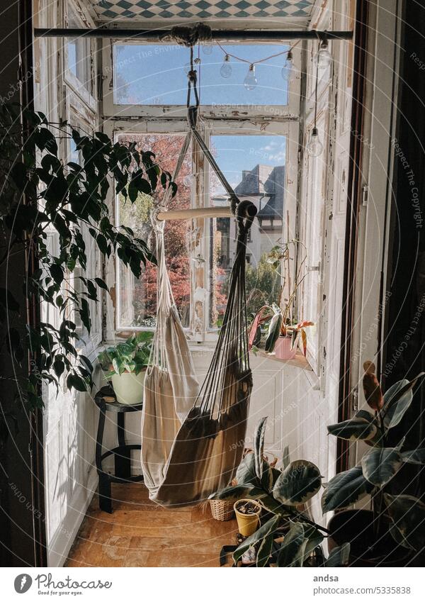 Gemütlicher Erker im Altbau mit Hängesitz Wohnung Boho Sitzgelegenheit Hängematte Tau Pflanzen grün Zimmerpflanzen Ausblick Lichterkette blauer Himmel Fenster