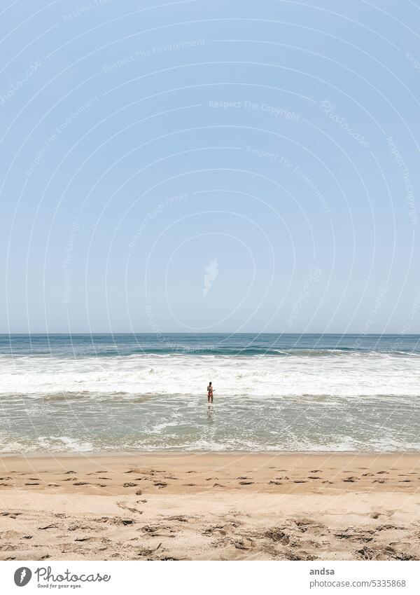 Frau badet im Meer baden Sommer Welle Wellen Strand Sandstrand blauer Himmel Textfreiraum oben Küste Wasser Urlaub Ferien & Urlaub & Reisen Tourismus schwimmen