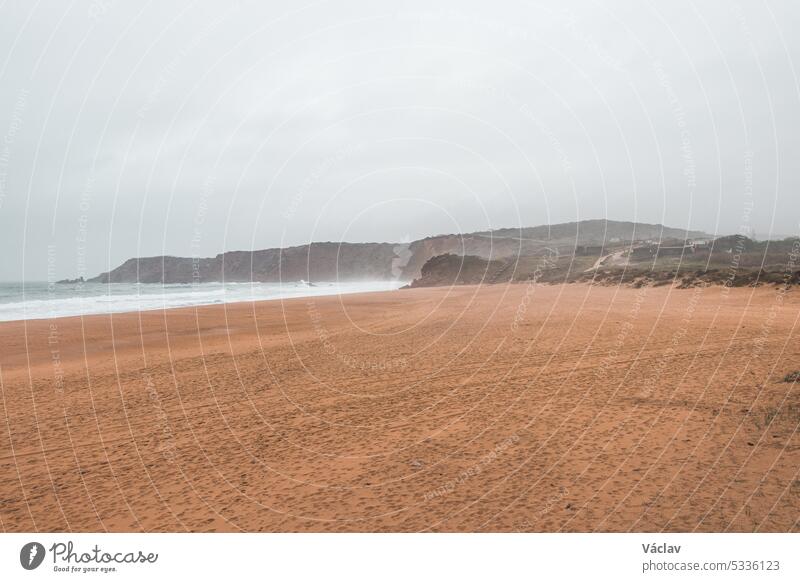 Wanderung entlang des Fisherman Trail in der Algarve-Region im Südwesten Portugals. Menschliche Fußabdrücke in der sandigen Oberfläche Fußspur Sand Schritt