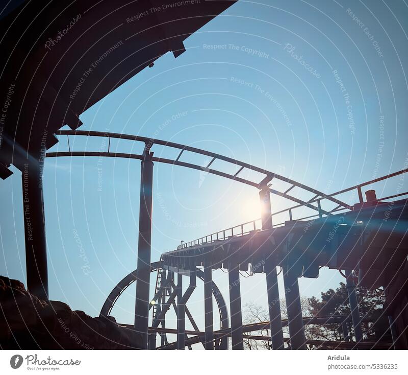 Achterbahn, blauer Himmel, Gegenlicht Freizeitpark Jahrmarkt Kirmes Freizeit & Hobby Vergnügungspark Fahrgeschäfte Aktion Bewegung Metall Stahl Stahlträger