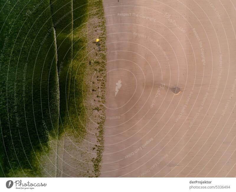 Blick auf Wellen und Strand aus der Vogelperspektive in der Bretagne IV Totale Starke Tiefenschärfe Kontrast Schatten Licht Textfreiraum oben Textfreiraum unten