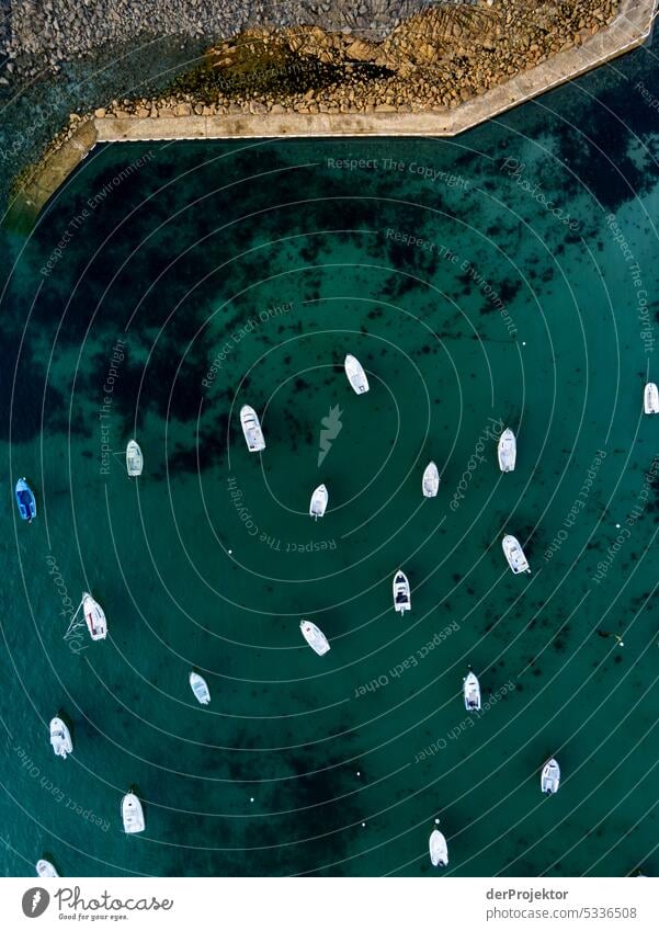 Blick auf Segel- und Motorboote in einer Bucht in der Bretagne II Totale Vogelperspektive Starke Tiefenschärfe Kontrast Schatten Licht Textfreiraum oben