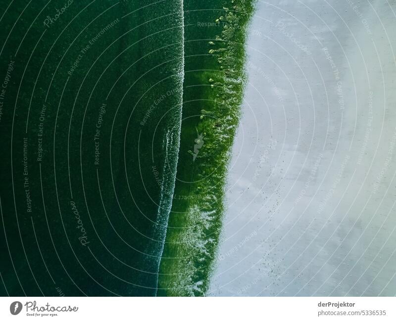 Blick auf Wellen und Strand aus der Vogelperspektive in der Bretagne II Totale Starke Tiefenschärfe Kontrast Schatten Licht Textfreiraum oben Textfreiraum unten