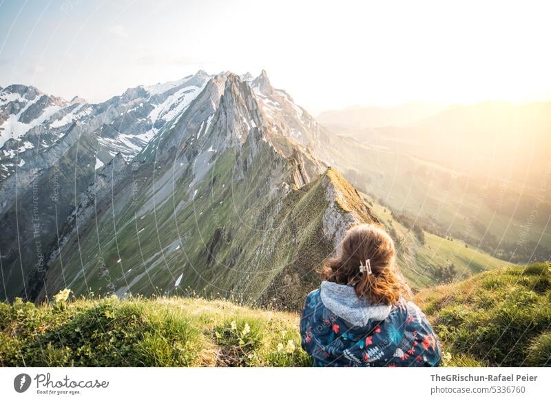 Frau vor Bergen mit Sonnenuntergang Felsen Schweiz Appenzellerland Stein wandern touristisch Außenaufnahme Tourismus Berge u. Gebirge Farbfoto schweiz alpstein