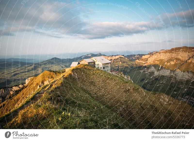 Berge in der Abenddämmerung Felsen Schweiz appenzellerland Stein wandern touristisch Außenaufnahme Tourismus Berge u. Gebirge Farbfoto Alpstein Natur Sonne Gras