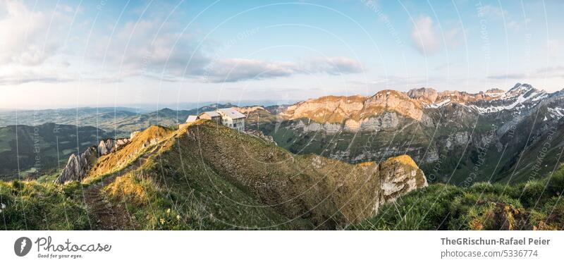 Berge in der Abenddämmerung Felsen Schweiz appenzellerland Stein wandern touristisch Außenaufnahme Tourismus Berge u. Gebirge Farbfoto Alpstein Natur Sonne Gras