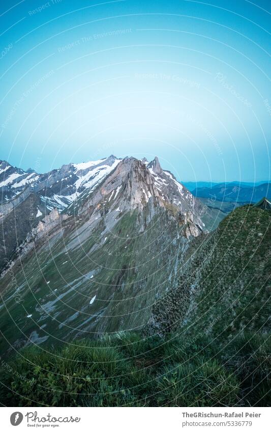 Berge kurz vor Sonnenaufgang mit Zelt auf Kuppe Felsen Schweiz appenzellerland Stein wandern touristisch Außenaufnahme Tourismus Berge u. Gebirge Farbfoto