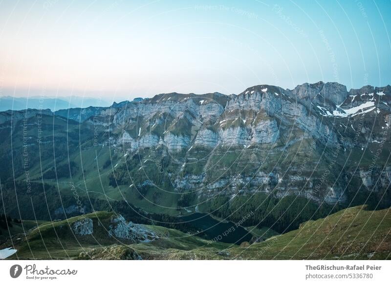 Berge kurz vor Sonnenaufgang mit Ebenalpsee Felsen Schweiz appenzellerland Stein wandern touristisch Außenaufnahme Tourismus Berge u. Gebirge Farbfoto Alpstein