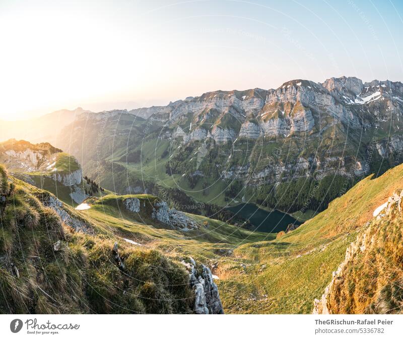 Berge kurz nach Sonnenaufgang mit Ebenalpsee Felsen Schweiz appenzellerland Stein wandern touristisch Außenaufnahme Tourismus Berge u. Gebirge Farbfoto Alpstein