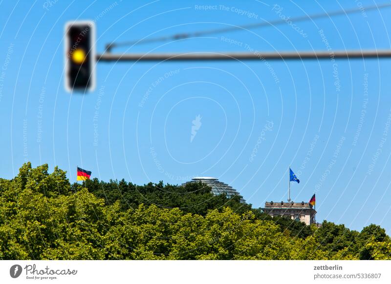 Reichstag, Bundestag, Tiergarten, gelbe Ampel architektur Berlin büro Großstadt deutschland froschperspektive Gebäude Hauptstadt Haus Himmel innenstadt Kiez