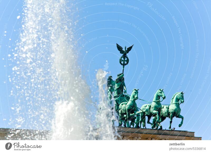 Quadriga, Brandenburger Tor, Springbrunnen architektur Berlin Großstadt deutschland froschperspektive Gebäude Hauptstadt Haus Himmel innenstadt langhans leben