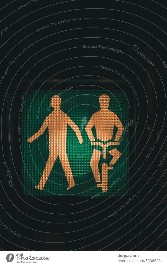 In der Weltgeschichte unterwegs ! Fahrradfahrer und Fußgänger können bei Signal "Grün " über die Straße. ampelmännchen Symbole & Metaphern leuchten