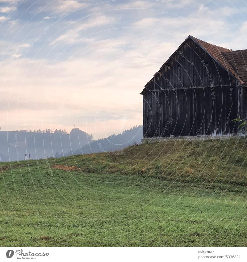 Österreich Bucklige Welt, Landschaft mit Scheune Niederösterreich bucklige Wiese ländlich Schuppen Gebäude Holztür Hütte Holzverkleidung Himmel Giebel