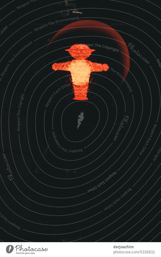 In der Weltgeschichte unterwegs.  Ampelmann  mit Hut zeigt Stop an. ampelmännchen Verkehrszeichen Sicherheit Piktogramm warten Verkehrswege Signal Kunstlicht