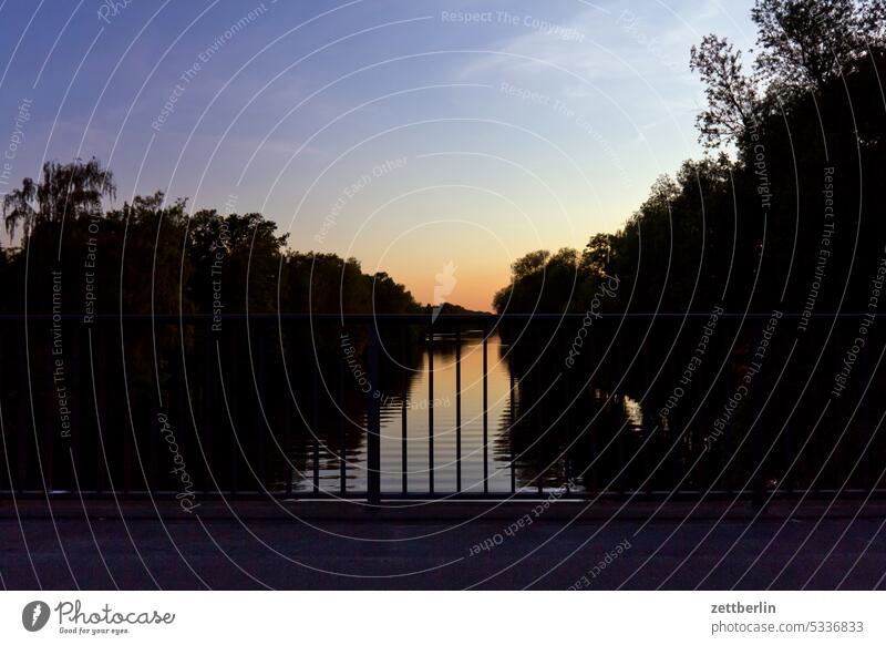 Mäckeritzbrücke am Abend umland Natur reinickendorf Flughafen Berlin-Tegel Wasserstraße Verkehr Textfreiraum Schifffahrt Menschenleer Landschaft Kanal