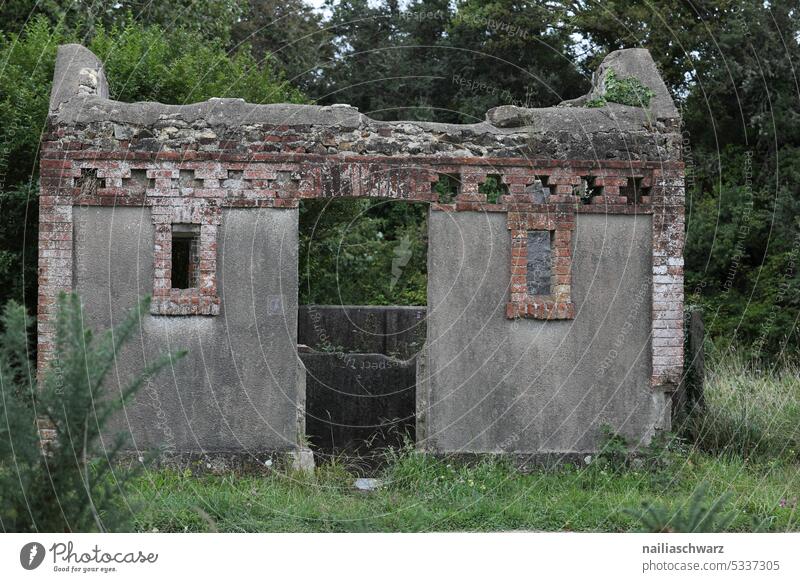 Ruine verlassenes Gebiet Fenster ländlich Häuser Umwelt Verlassen Architekturfotografie zugenageltes Haus Verwesung leer Gebäude Verlassenes Dorf Unbewohnt