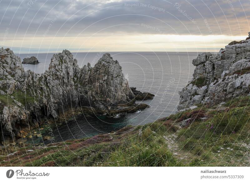 Bretagne Frankreich Horizont über dem Wasser Felsen Sandstrand Wellen Surfers Paradise Surfen Schönes Wetter MEER Farbfoto Tag Erholung Tag am Strand Natur