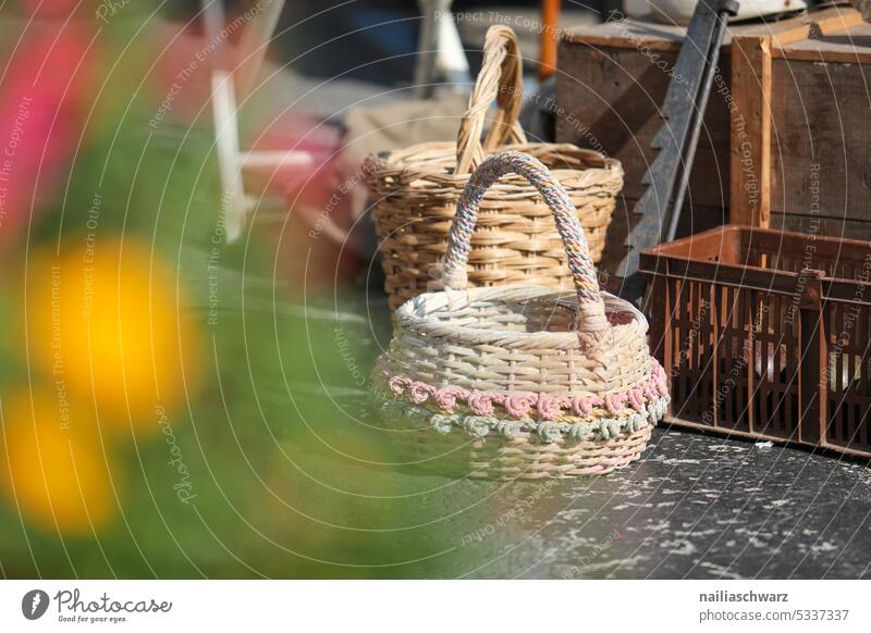 Flohmarkt retro Flohmarktstand gebraucht Second Hand einkaufen shoppen Trödel verkaufen Stand Tag Außenaufnahme Farbfoto altehrwürdig Nostalgie mehrfarbig