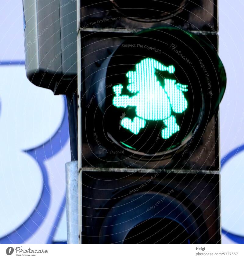 jo, is denn scho Weihnachten? Ampel Ampelmännchen Weihnachtsmann Nikolaus Advent Symbol Fußgängerüberweg Zeichen Verkehrszeichen Weihnachtszeit