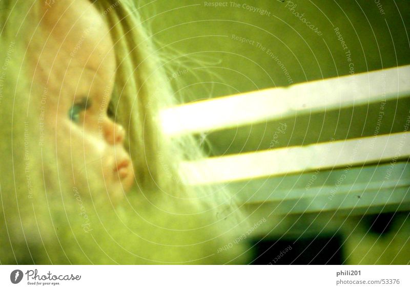 Puppe. Neonlicht grün blond Schmollmund Kind Frau Spielzeug Blick