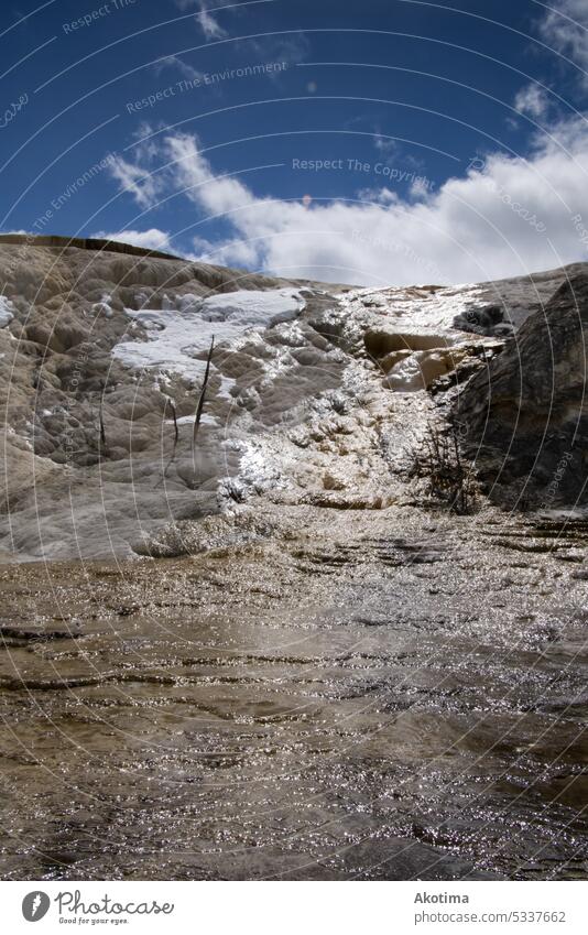 Kaskade von dampfenden Travertinbecken Heisse Quellen Gelbstein-Nationalpark Wyoming USA gelb Wahrzeichen Ausflugsziel Stein Urlaub exotisch Himmel (Jenseits)