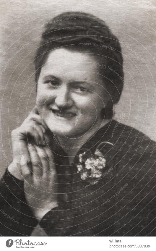 Altes Foto einer jungen Frau - nostalgisches Fotoposing Porträt Vergangenheit Nostalgie analog früher lächeln posen sepia anno dazumal Erinnerung