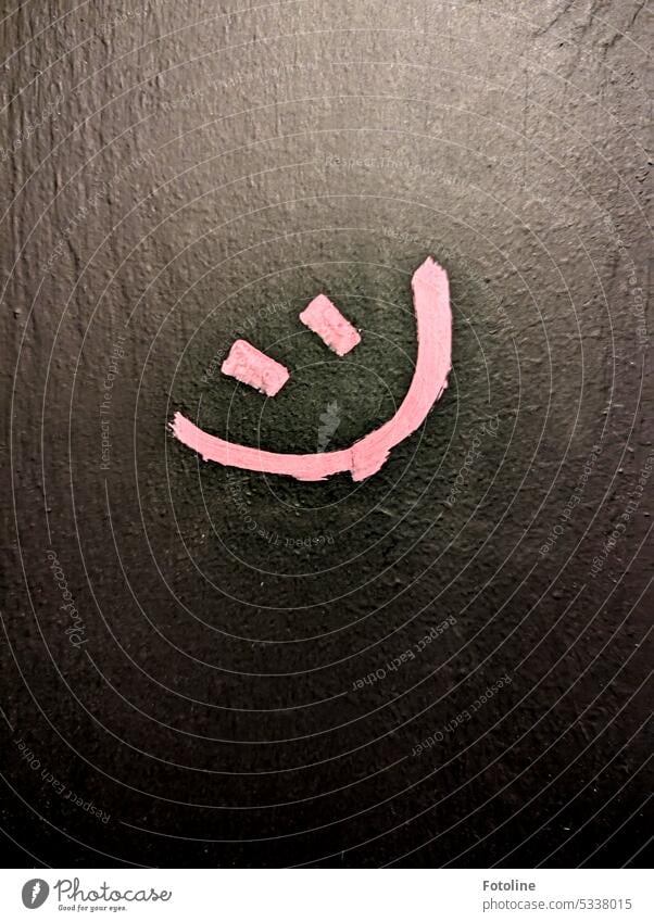 Immer schön lächeln! Smiley Smiley-Gesicht Lächeln Gefühle lustig lachen Fröhlichkeit Stimmung Zeichen positiv Graffiti Farbfoto Freude Außenaufnahme rosa