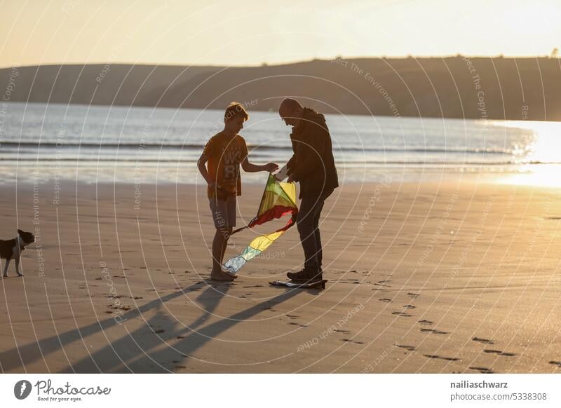 Beisammensein Tag Meeresstrand Lifestyle Papa Sohn Gesundheit Feiertag Ferien & Urlaub & Reisen Zusammensein Freude Kind Abenteuer Familienausflug