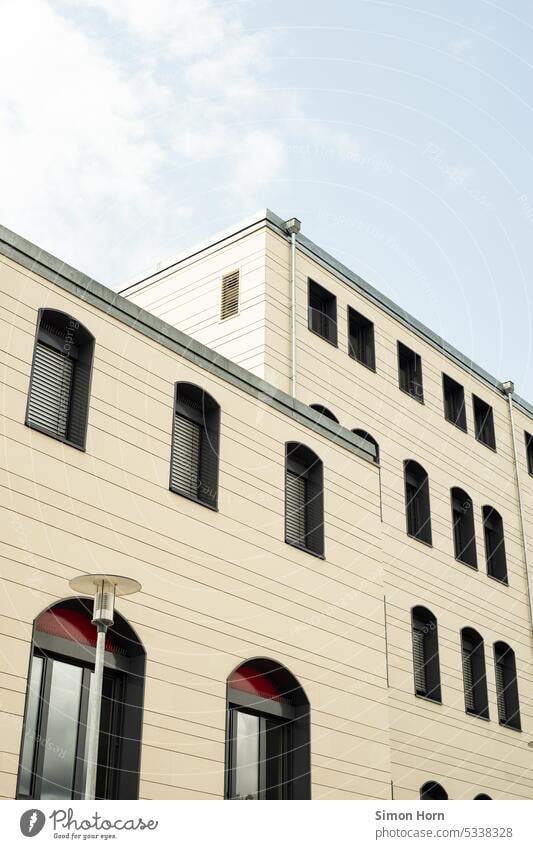 Schulgebäude vor blauem Himmel Schule Lehranstalt Gebäude Fenster Fassade modern Linien Bildung Architektur minimalistisch Architekturfotografie urban