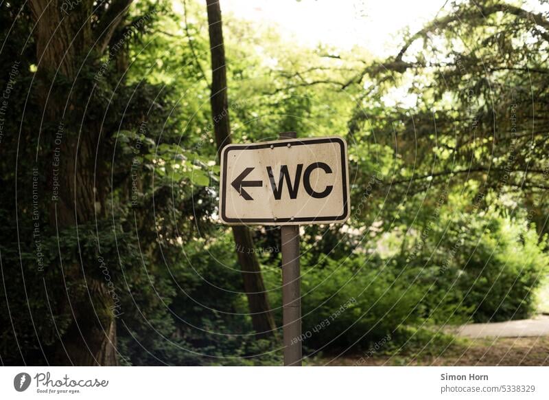 Wegweiser zu einer öffentlichen Toilette Schild WC öffentliche Toilette Notdurft Park Hinweis Hinweisschild Richtung Schilder & Markierungen Pfeil