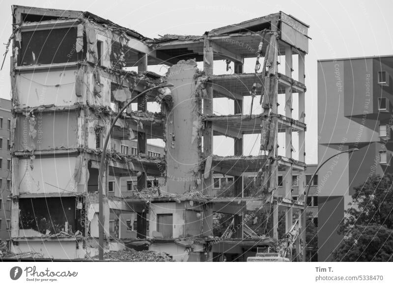 Abriß Berlin Prenzlauer Berg bnw Abrissgebäude Sommer Stadtzentrum s/w Schwarzweißfoto Hauptstadt Außenaufnahme Tag Menschenleer Gebäude Fassade