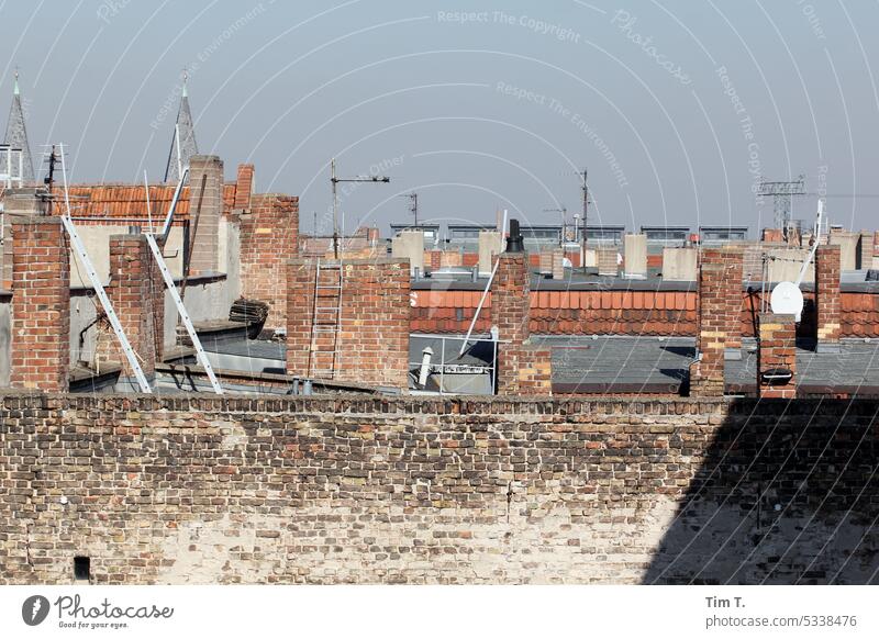 Blick auf ein Dach in Prenzlauer Berg Schornstein Antenne Berlin Schönhauser Allee Stadtzentrum Hauptstadt Außenaufnahme Altstadt Menschenleer Bauwerk