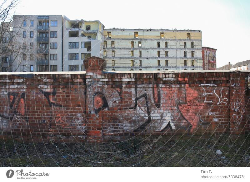 eine alte Mauer zwischen Prenzlauer Berg und Wedding Abrissgebäude mauerpark Wand Menschenleer Farbfoto Außenaufnahme Tag Haus Berlin Verfall Fassade Bauwerk