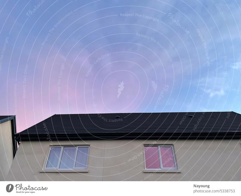 schöne Sonnenuntergangsreflexion am Fenster. Sonnenuntergangsstimmung Sonnenuntergangshimmel Fensterscheibe Fensterrahmen Haus Hausbau Natur Naturschutzgebiet