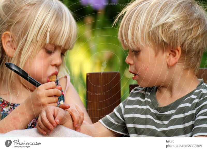 Ma(h)lzeit Kind Kindheit Kleinkind Mädchen Mensch 1-3 Jahre Spielen 3-8 Jahre Glück Fröhlichkeit Freude Freizeit & Hobby Kinderspiel Leben