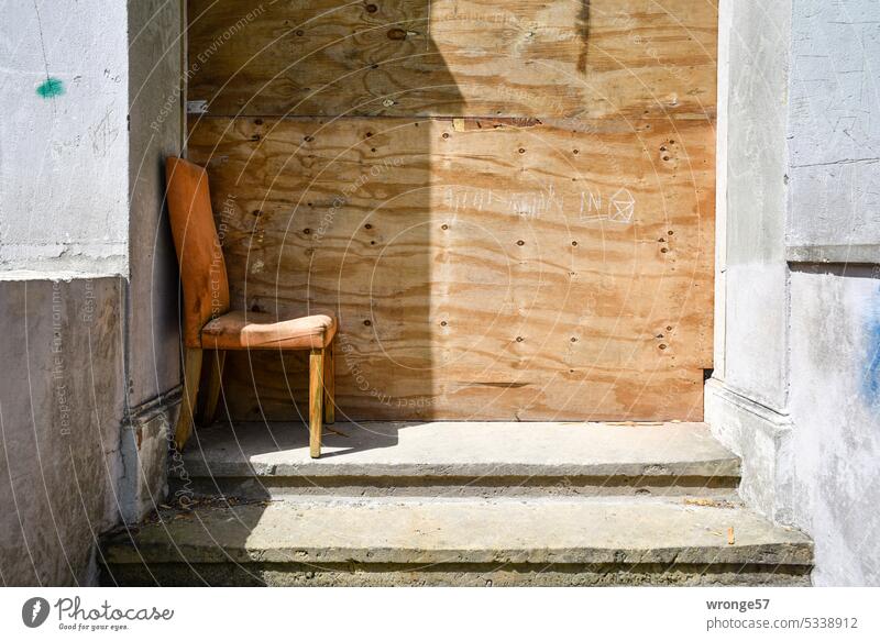 Ruhiges schattiges Plätzchen Ruhe in der Natur Entspannung Entschleunigung Schloss lost places Verfall verfallen vernagelt gesichert Vergänglichkeit