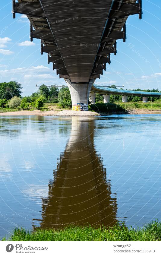 Brückenschlag über die Elbe Fluss Froschperspektive Straßenverkehr Außenaufnahme Himmel Wasser Menschenleer Architektur Farbfoto Bauwerk Brückenkonstruktion