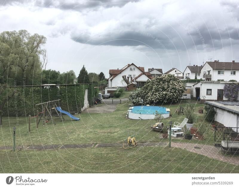 [MainFux 2023] Dramaqueen Wolke Kleinstadt Pool Spielplatz Rasen Garten Sommer Wetter dunkel blau grün grau Außenaufnahme Natur Gras Tag Menschenleer Farbfoto