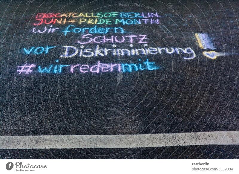 Wir fordern Schutz vor Diskriminierung! aussage begriff botschaft buchstabe farbe grafitti grafitto illustration kinderzeichnung kreide kreidezeichnung kunst