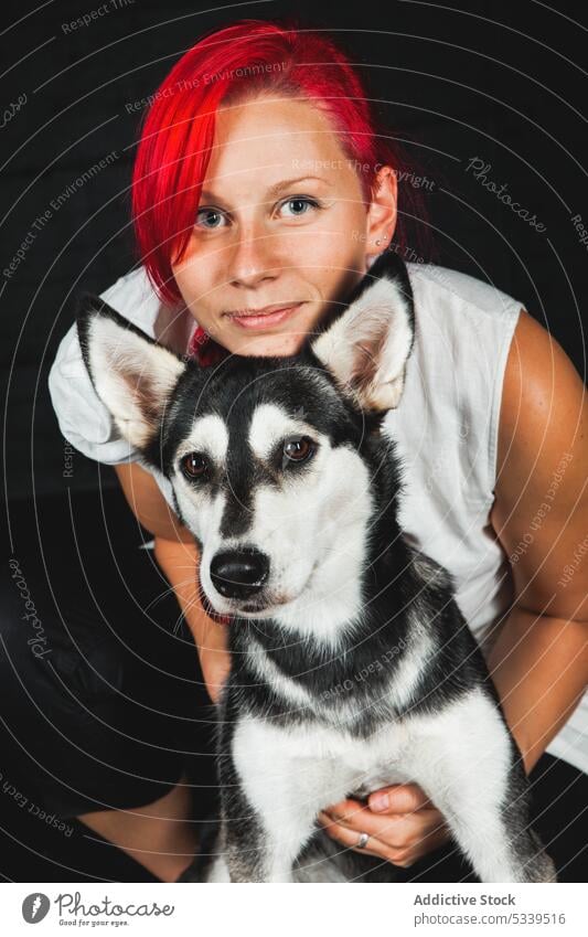 Fröhliche Frau mit Siberian Husky im Studio Atelier roter Kopf Hund Welpe rote Haare Spaß haben Haustier Lächeln jung Glück Tier heimisch Freund Besitzer