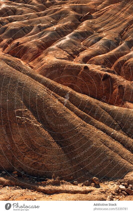 Sandiges Wüstengelände mit Felsen wüst felsig uneben Natur rau Gelände Hintergrund Stein Formation Berge u. Gebirge Geologie trocknen Landschaft Oberfläche