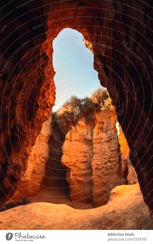 Felsige Schlucht im Wüstengebiet wüst Formation Felsen Klippe Natur Landschaft Berge u. Gebirge rau Stein Oberfläche felsig Berghang Sand trocknen massiv wild