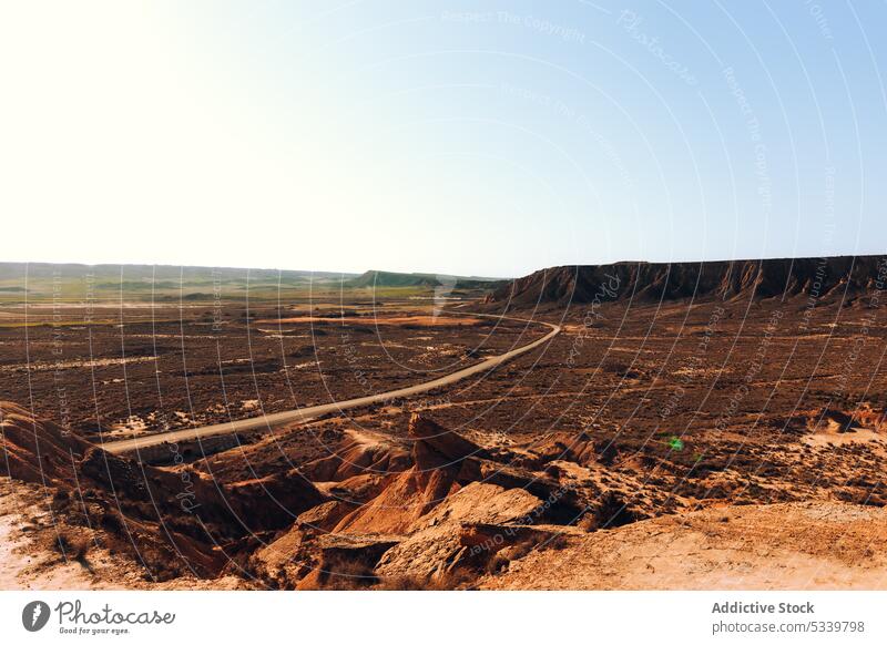 Wüstenstraße in den Bergen unter blauem Himmel wüst Straße Berge u. Gebirge Sand Gelände Natur Landschaft Kamm Ambitus felsig Tal Umwelt leer malerisch