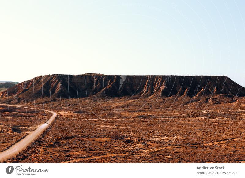 Wüstenstraße in den Bergen unter blauem Himmel wüst Straße Berge u. Gebirge Sand Gelände Natur Landschaft Kamm Ambitus felsig Tal Umwelt leer malerisch