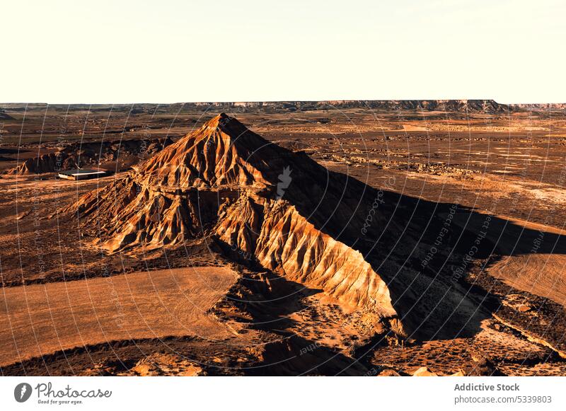 Felsengebirgskamm mit rauen Felsen in der Wüste wüst Berge u. Gebirge Natur Geologie uneben Formation Gipfel Kamm Klippe Ambitus trocken Landschaft felsig Stein