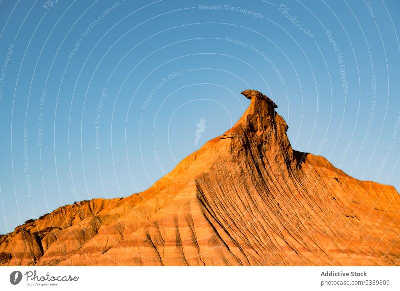 Wüstenlandschaft mit rauen Steinen wüst felsig uneben Landschaft Formation Berge u. Gebirge Klippe Natur Oberfläche Geologie trocknen Sandstein Umwelt Tal