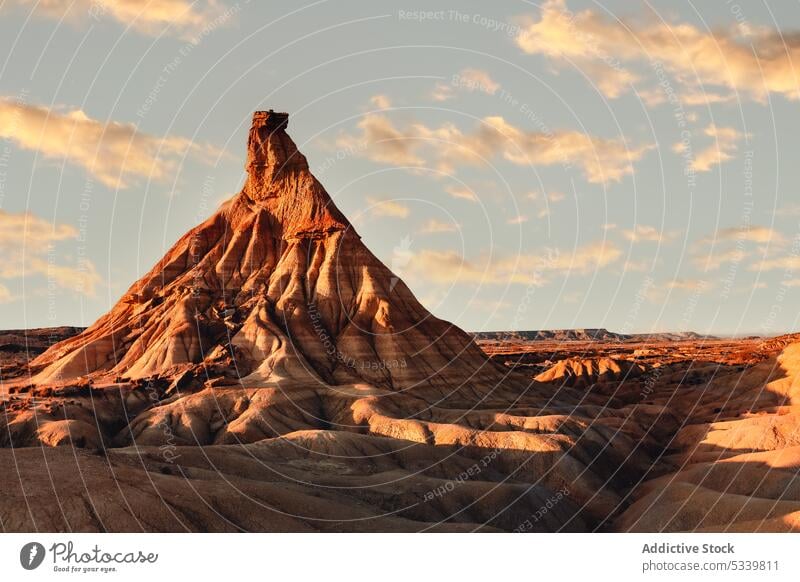 Wüstenlandschaft mit rauen Steinen wüst felsig uneben Landschaft Formation Berge u. Gebirge Klippe Natur Oberfläche Geologie trocknen Sandstein Umwelt Tal