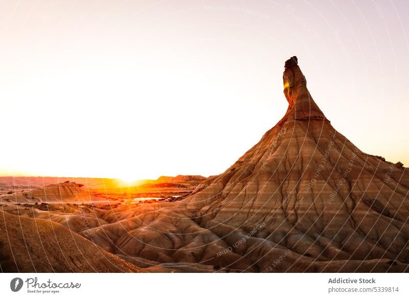 Wüstenlandschaft mit rauen Steinen wüst felsig uneben Landschaft Formation Berge u. Gebirge Klippe Natur Oberfläche Geologie trocknen Sandstein Umwelt Tal