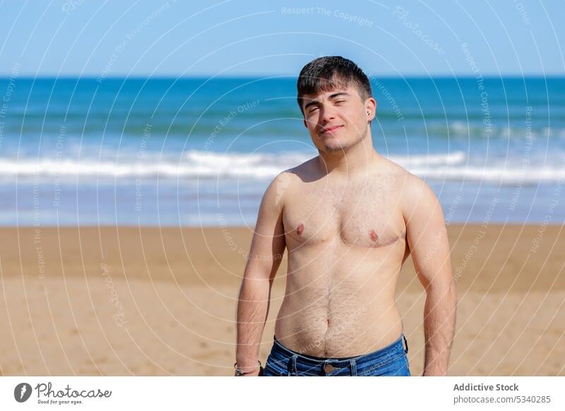 Schöner Schwuler ohne Hemd am Strand Mann Transgender schwul Sonnenbad Sand MEER oben ohne männlich lgbt lgbtq Homosexualität transsexuell androgyn queer